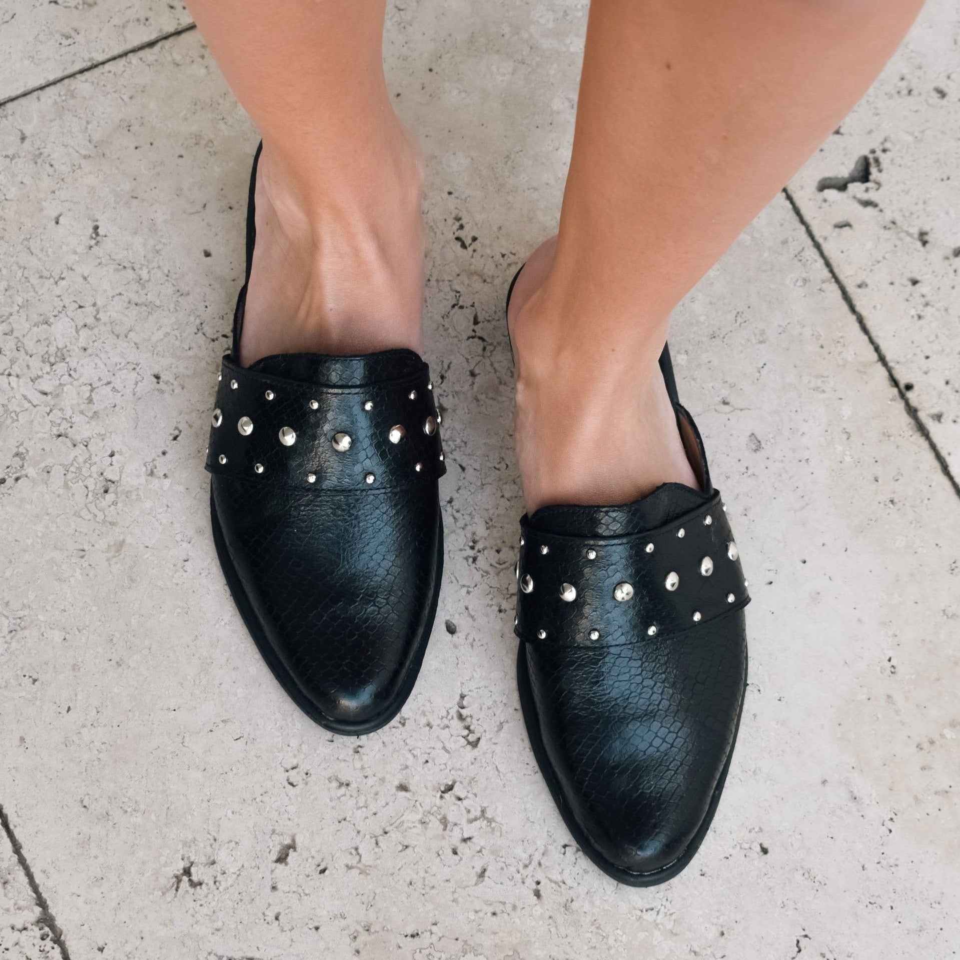 Babucha de cuero Cais Greta Negro Tachas – cais zapatos